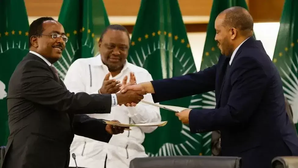 Redwan Hussien Rameto (L) from the Ethiopian government, and Getachew Reda (R), who represents Tigray People's Liberation Front (TPLF), shook hands on the deal.