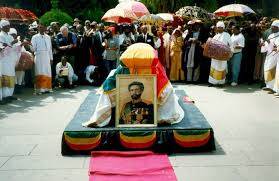 ETHIOPIA-SELASSIE-FUNERAL 2The coffin of Ethiopia's last emperor, Haile Selassie, is carried 05 November 2000 during his funeral in Addis Ababa's Trinity cathedral more than 25 years after his death. Only a few thousand residents of the capital turned out to see the funeral procession and reburial of the "King of King's". Last ruling descendant of the line of Solomon. The emperor is revered by some as an African founding fatehr and reviled y others as an oppressor. AFP PHOTO BERTRAND ROSENTHAL / AFP / BERTRAND ROSENTHAL (Photo credit should read BERTRAND ROSENTHAL/AFP via Getty Images)